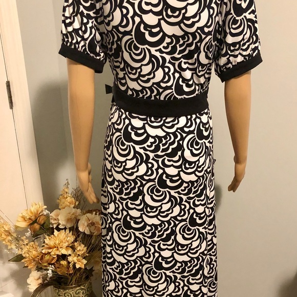 TAHARI - Black and White Floral Design Dress - Picture 7 of 8